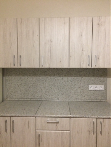 Собраны шкафы, установлены фасады, закреплены ручки. Смонтирована столешница, подключены розетки. Завершена установка фартука. Все элементы аккуратно выровнены и надежно зафиксированы.