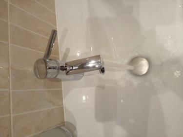 Установлен новый кухонный кран, подключены водопроводные трубы, проверена герметичность соединений, обеспечена стабильная подача воды, проведено тестирование на отсутствие протечек.