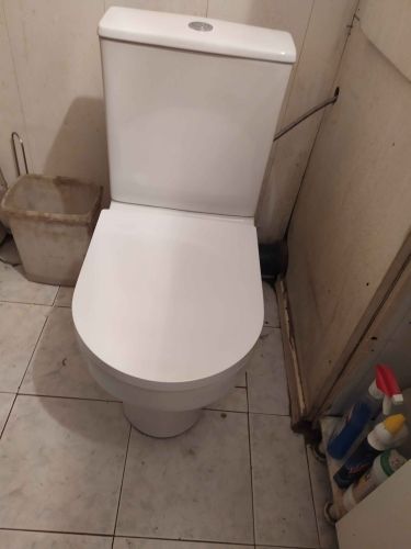 Установлено новое сантехническое оборудование, подключены коммуникации, проверена герметичность соединений, закреплено на полу, проведена тестовая эксплуатация, убран рабочий мусор.