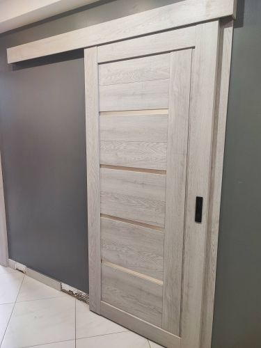 Установлена раздвижная дверь: закреплены направляющие, смонтировано полотно, проверена плавность движения, отрегулированы механизмы, обеспечена надежная фиксация, завершена отделка.