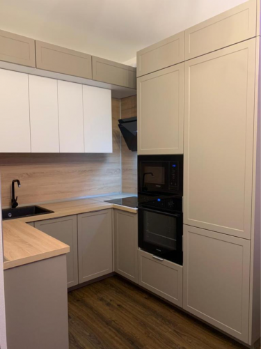 Установлено кухонное оборудование: подключение техники к электросети, размещение в нише, проверка функциональности, настройка параметров. Завершено аккуратно, без видимых дефектов.