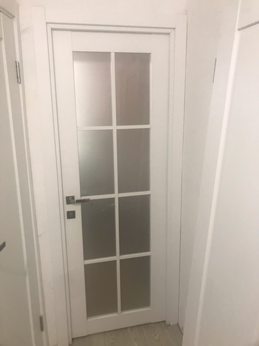 Установлена складная дверь, закреплены направляющие, зафиксированы панели, проверена плавность движения, обеспечена надежная фиксация, выполнена регулировка, проверена функциональность.