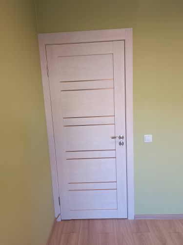 Установлен замок в деревянную дверь, выполнены отверстия для механизма, закреплены ручки, проверена работоспособность, отрегулировано прилегание, обеспечена плавность закрытия.