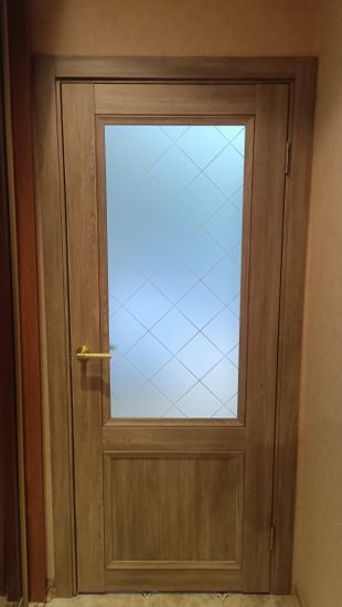 Изображена установленная дверь с одной створкой. Проведены работы по монтажу, включая крепление направляющих, фиксацию полотна, регулировку механизмов и проверку функциональности.