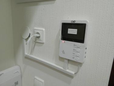 Установлено устройство связи на стене, подключены провода, закреплены элементы. Техника протестирована, готова к эксплуатации. Завершена настройка для использования.