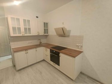 Установлены шкафы, смонтирована столешница, подключена варочная панель, закреплена вытяжка, вмонтирована мойка, подключены коммуникации, выполнена отделка фартука, навешены дверцы.