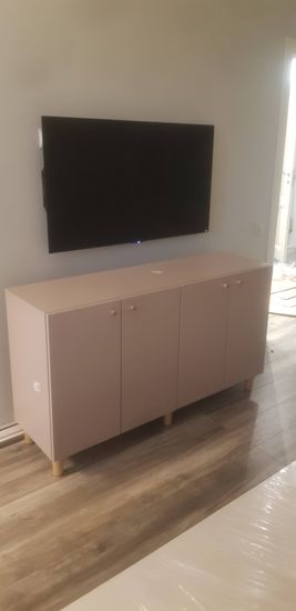 Собран шкаф с четырьмя дверцами, установлен на деревянные ножки. Конструкция устойчива, размещена на ламинатном полу. Все элементы аккуратно подогнаны, дверцы ровно закрываются.