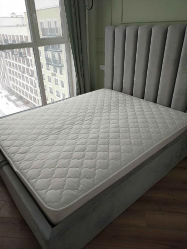 Каркас укреплён, заменены повреждённые детали, обновлено крепление, устранены скрипы, восстановлена обивка, проверена устойчивость, улучшена функциональность, обеспечен комфорт.