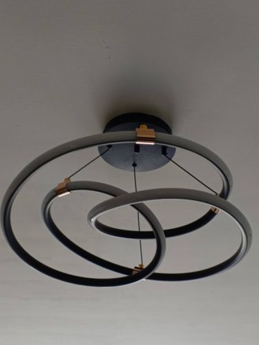 Установлен новый светильник на потолок. Провода подключены, крепления закреплены, проверена работа. Освещение функционирует исправно, обеспечивая комфорт и стиль в помещении.