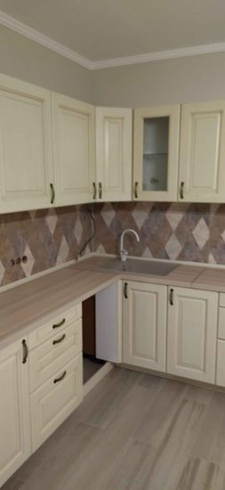 Выполнен точный раскрой материала для кухонной поверхности, с аккуратной установкой в угловое пространство. Подготовлены отверстия для мойки и коммуникаций.