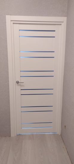 Установлена новая межкомнатная дверь с одной створкой, закреплены петли, врезан замок, прикреплена ручка, отрегулированы зазоры, завершена отделка наличниками.