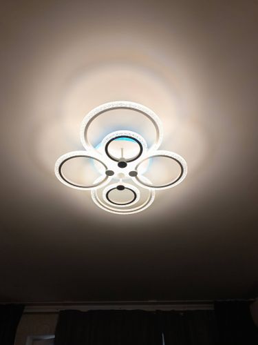 Установлено новое световое устройство на потолке, подключены провода, закреплены крепления, проверена работоспособность, обеспечено равномерное освещение в помещении.