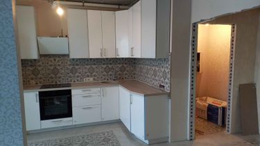 Проведена точная подгонка и установка кухонных панелей. Фасады аккуратно распилены, закреплены, обеспечивая гармоничное сочетание с интерьером. Завершено оформление пространства.