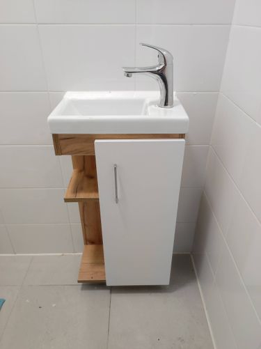 Установлен новый кран на раковину, подключены водопроводные трубы, проверена герметичность соединений, закреплена конструкция, обеспечена функциональность и эстетичность в интерьере.