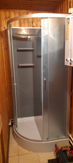 Установлена современная душевая конструкция с низким основанием. Смонтированы стеклянные панели, герметично закреплены соединения, подключены водопроводные коммуникации, проверена функциональность.