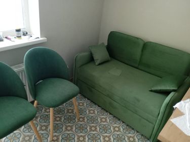 Собран стул: установлены ножки, закреплено сиденье, проверена устойчивость. Готов к использованию в интерьере.