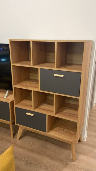 Собрана конструкция с полками и ящиками. Все элементы надежно закреплены, обеспечивая устойчивость и функциональность. Завершенная работа гармонично вписывается в интерьер помещения.