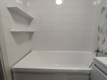 Выполнен монтаж новой ванны, подключены водопроводные коммуникации, установлены полки, облицованы стены плиткой, обеспечена герметизация швов, проведена проверка на утечки.