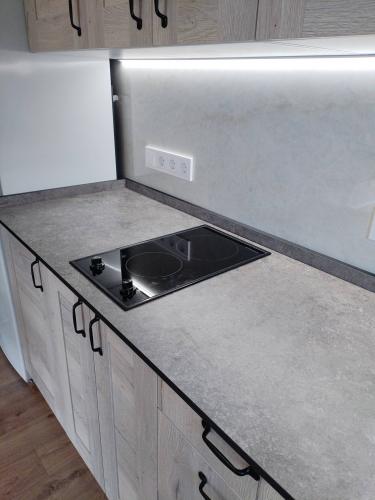 Выполнена замена старого элемента охлаждения на новый, обеспечивающий эффективную работу устройства. Установлены все необходимые детали, проверена герметичность и функциональность.