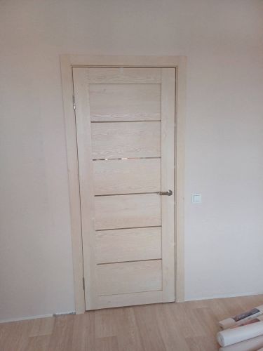 На двери установлено запорное устройство. Выполнены вырезы в полотне и коробке, закреплены ручка и защелка. Все элементы подогнаны, обеспечена плавная работа механизма.