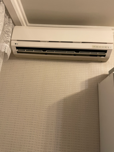 Изображение показывает кондиционер, установленный на стене. Работа включала замену неисправных компонентов, очистку фильтров, проверку электрических соединений и тестирование функциональности устройства.