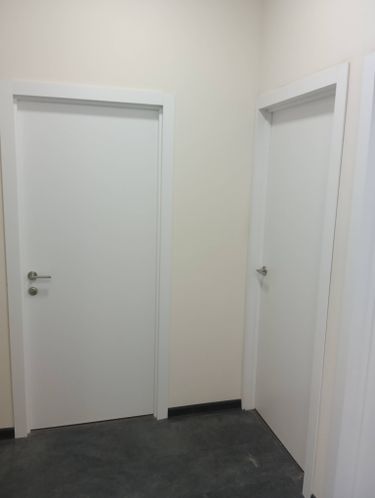 Установлена складная перегородка, закреплены направляющие, монтированы петли, произведена регулировка створок, обеспечена плавность открывания, завершена отделка проема.