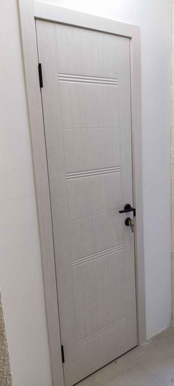 Установлен замок в дверь, выполнено сверление отверстий, закреплена ручка, проверена работа механизма. Все элементы надежно зафиксированы, обеспечена плавность закрывания.