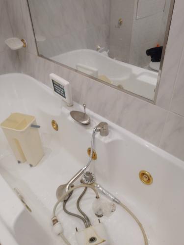 Обновлены стыки вокруг ванны, нанесён свежий слой герметика, обеспечивающий защиту от протечек и плесени. Поверхность очищена, швы аккуратно обработаны для долговечности.