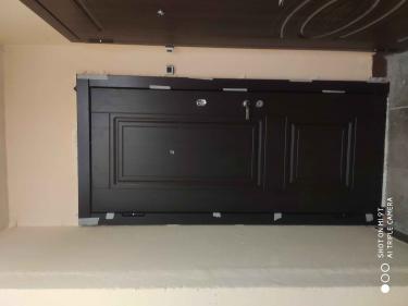 Установлена новая металлическая дверь, произведена регулировка петель, заменены уплотнители, отрегулирован замок, устранены зазоры, обновлена отделка, проверена герметичность конструкции.