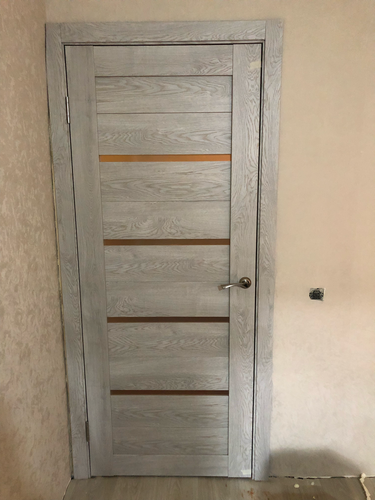 Установлен новый запорный механизм в деревянную створку, выполнено точное сверление, закреплена фурнитура, проверена функциональность, обеспечена плавность закрывания.