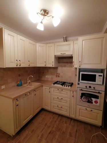 Установлены шкафы, смонтирована столешница, врезана мойка, подключена плита, встроена духовка, закреплены ручки, навешены фасады, подключены коммуникации, завершена отделка стен.