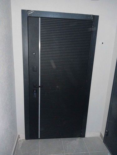 Установлена металлическая дверь с огнестойкими свойствами, обеспечивающая безопасность. Проведены работы по монтажу, закреплению и проверке функциональности. Завершено оформление проема.