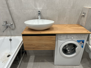 Установлено устройство, подключены водопровод и слив, проверена герметичность соединений, выполнено подключение к электросети, проведена проверка работы, размещение под столешницей.