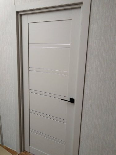 Установлена складная конструкция, закреплены направляющие, обеспечено плавное движение створок, выполнена регулировка механизмов, проверена надежность креплений, завершена отделка проема.