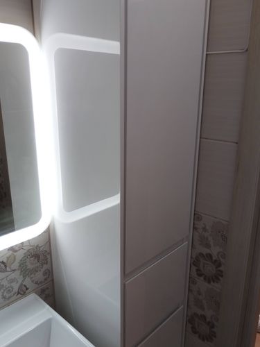 Установлен новый смеситель, подключены трубы, проверена герметичность соединений, обеспечена надежная фиксация, проведено тестирование на утечки, завершена настройка водоснабжения.