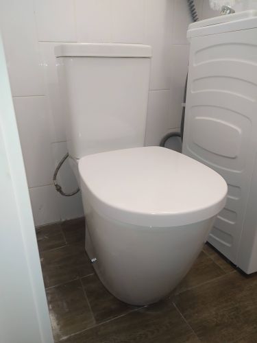 Установлен новый бачок, подключены шланги, проверена герметичность соединений, выполнена регулировка механизма слива, протестирована работа системы, убран мусор.