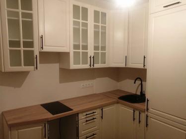 Установлены шкафы, закреплены ручки, смонтирована столешница, подключена варочная панель, врезана мойка, подвешены фасады, отрегулированы дверцы, подключены розетки.