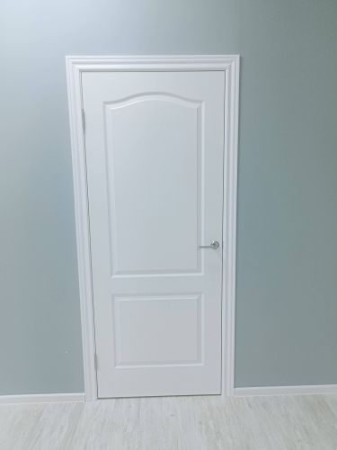 Изготовлена конструкция для проема, установлены направляющие, закреплены панели, обеспечена плавность движения, проверена надежность креплений, произведена регулировка, завершена отделка.