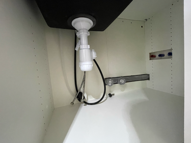 Установка столешницы HPL Установка и подключение подстольной мойки Установка и подключение смесителя