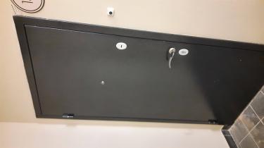 Установлена металлическая дверь, обеспечивающая защиту от огня. Закреплены петли, врезаны замки, отрегулирована фурнитура. Проверена герметичность и надежность конструкции.