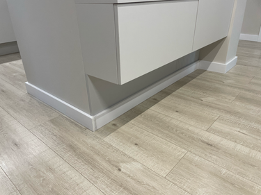 Монтаж полиуретанового/дюрополимерного/полистиролового плинтуса