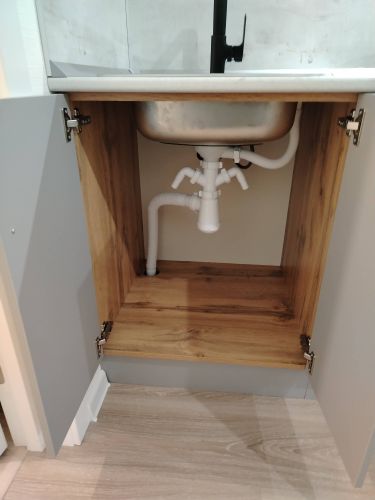 Сборка и навеска зеркального шкафа в ванной комнате