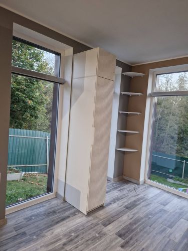 Установлены три угловые полки на стене между окнами. Закреплены надежно, ровно, с учетом интерьера комнаты. Работа завершена аккуратно, без видимых следов монтажа.