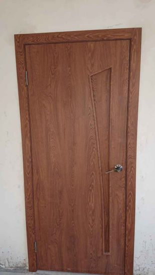 Выполнена установка деревянных доборов на входную конструкцию. Элементы плотно закреплены, обеспечивая эстетичный вид и дополнительную изоляцию. Завершено аккуратно и качественно.