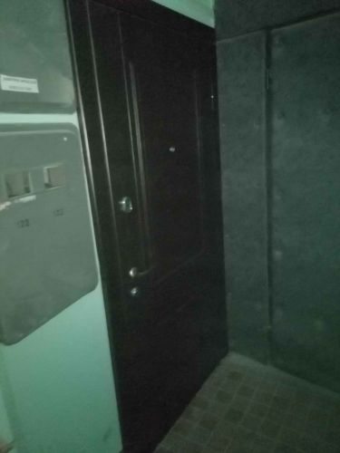 Установлена новая металлическая дверь, закреплена в проеме, проверена работа замков и петель, обеспечена надежная изоляция, выполнена отделка откосов для эстетичного вида.