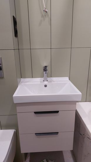 Установка раковины с тумбой