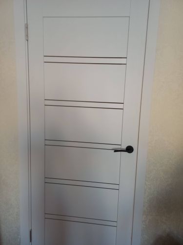 Установлена новая створка: закреплены петли, врезан замок, прикреплена ручка. Полотно выровнено, зазоры устранены. Коробка зафиксирована, наличники смонтированы.