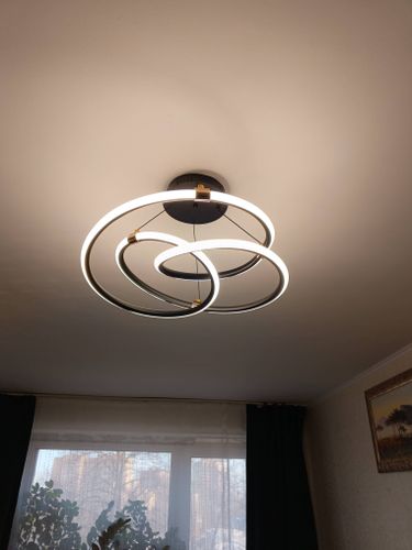 Установлено световое устройство на натяжной потолок, подключены провода, закреплено основание, проверена работа, обеспечена надежная фиксация, завершен монтаж без повреждений поверхности.