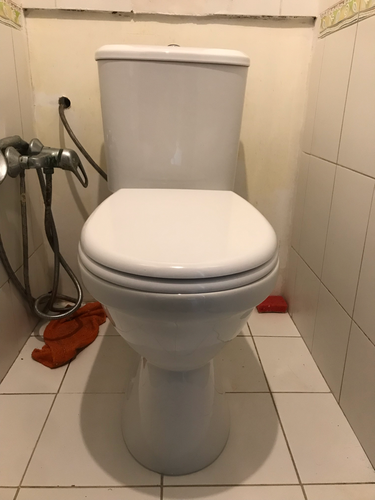 Установлен новый сливной механизм, заменены прокладки, устранены протечки, отрегулирована подача воды, закреплено основание, обновлено крепление бачка, проверена герметичность соединений.