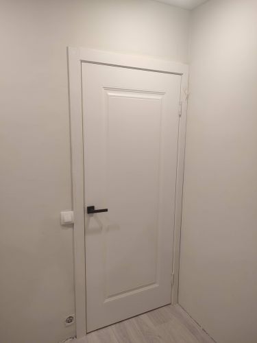 Установлен новый замок в дверь, вырезано отверстие, закреплены ручка и механизм. Все элементы надежно зафиксированы, обеспечена плавная работа и эстетичный вид.